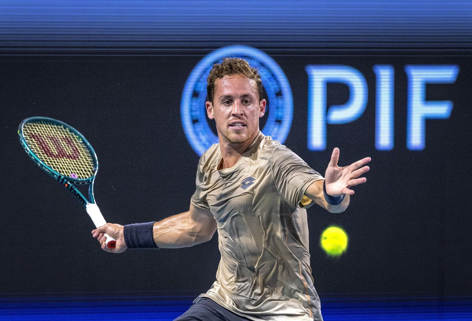 Carballés se prepara para golpear la bola en un torneo anterior.