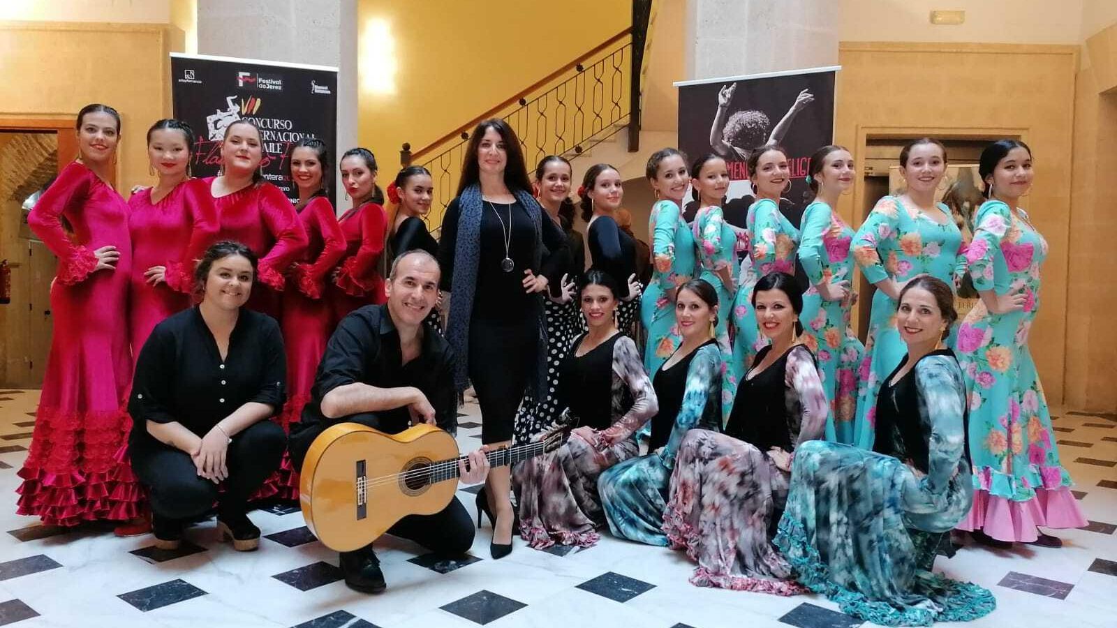 María José Jerónimo con sus alumnas ganadoras en Jerez.