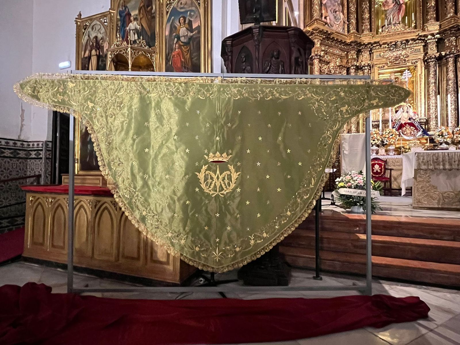 El nuevo manto ha sido confeccionado sobre tisú verde manzana como soporte