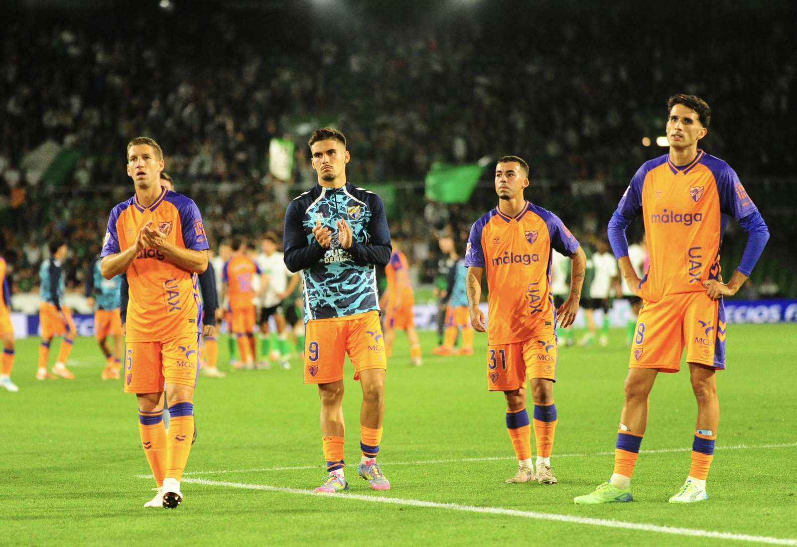 Los jugadores del Málaga CF, tras el partido.