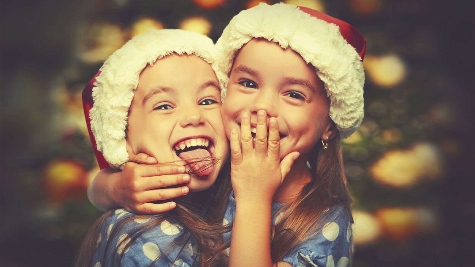 Dos niñas, emocionadas con el período navideño