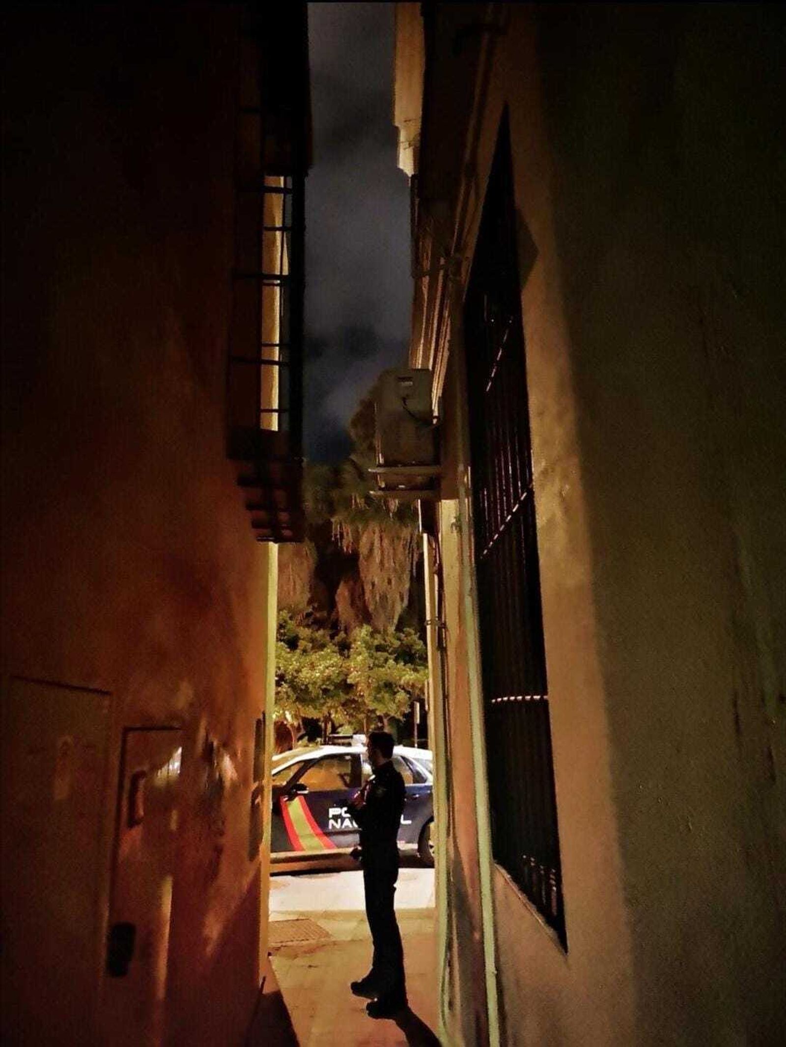 Un policía nacional junto a la vivienda