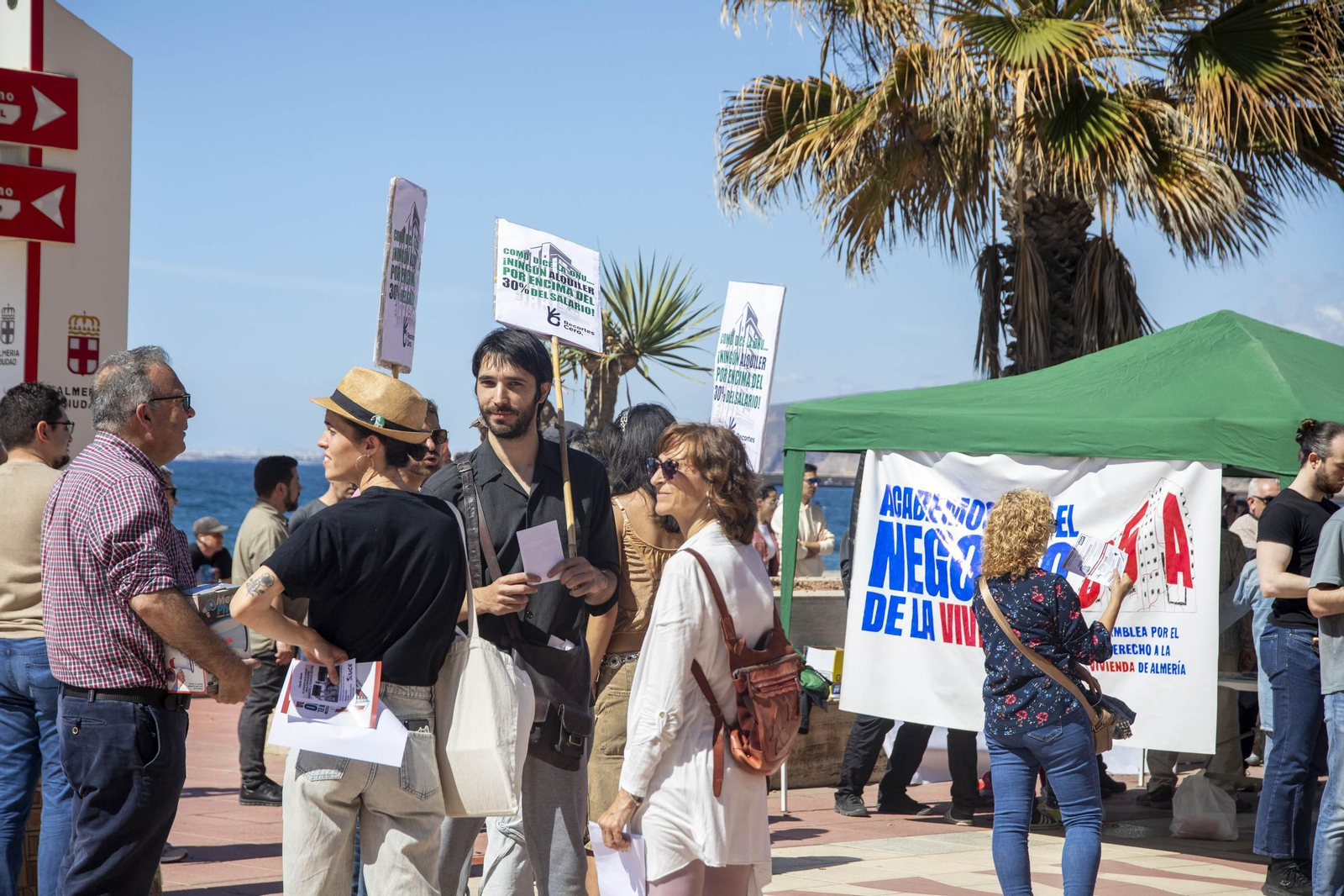 Imágenes de la manifestación en contra del negocio de la vivienda en Almería
