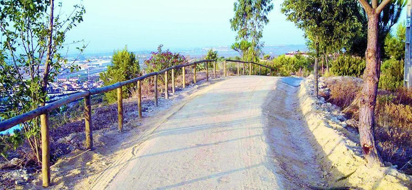 Una vía pecuaria en el entorno metropolitano de Sevilla.