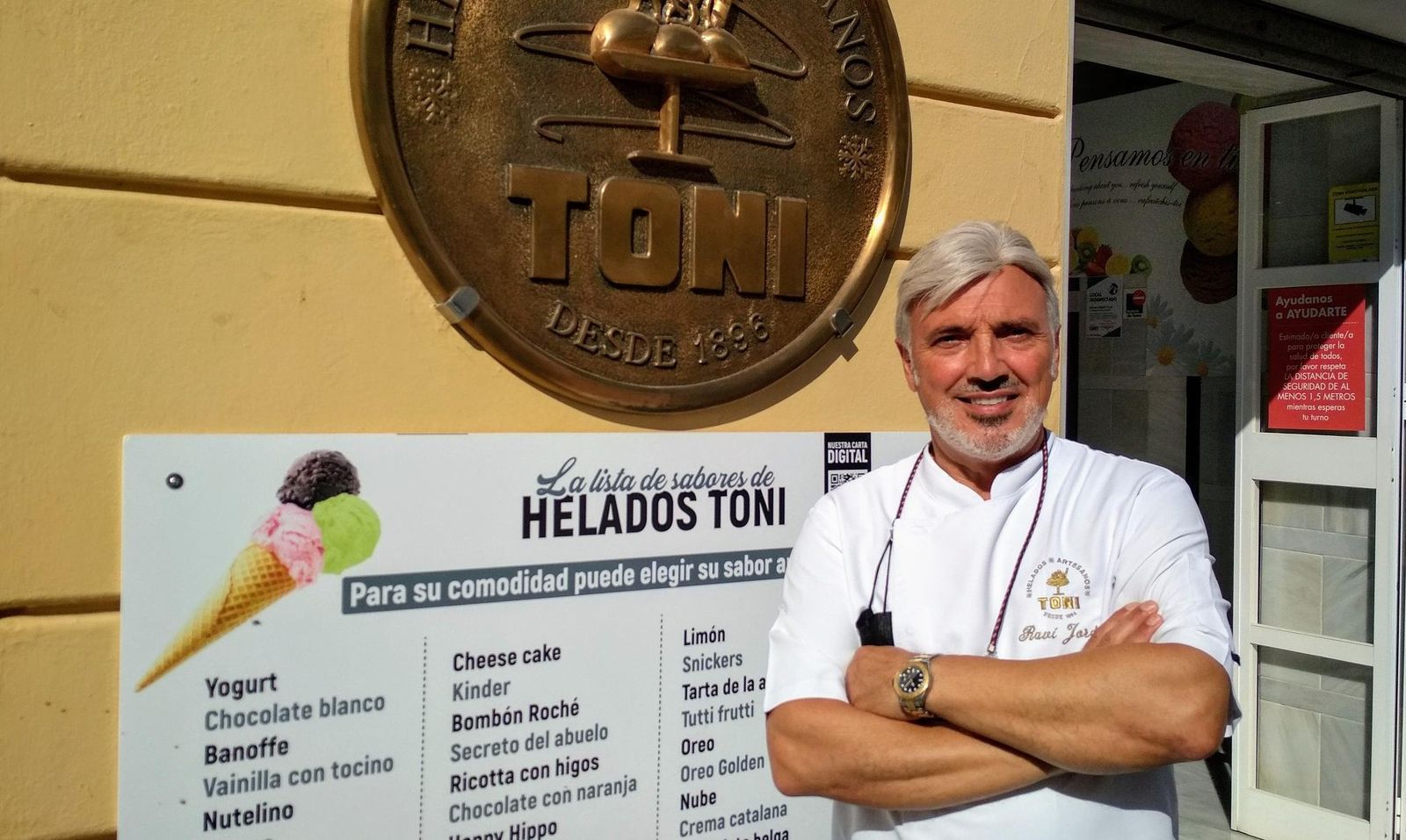 Rafael Jordá, director de Helados Toni, en la puerta de este emblemático establecimiento de Sanlúcar.