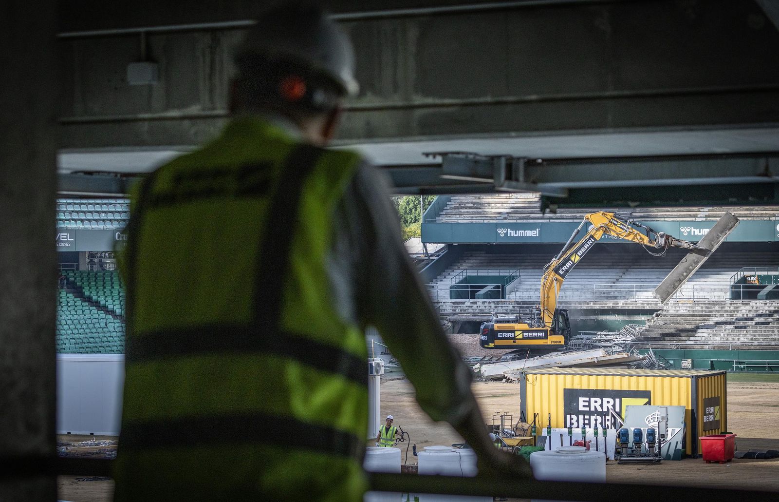 Las fotos de la demolición de la grada de Preferencia del estadio del Betis