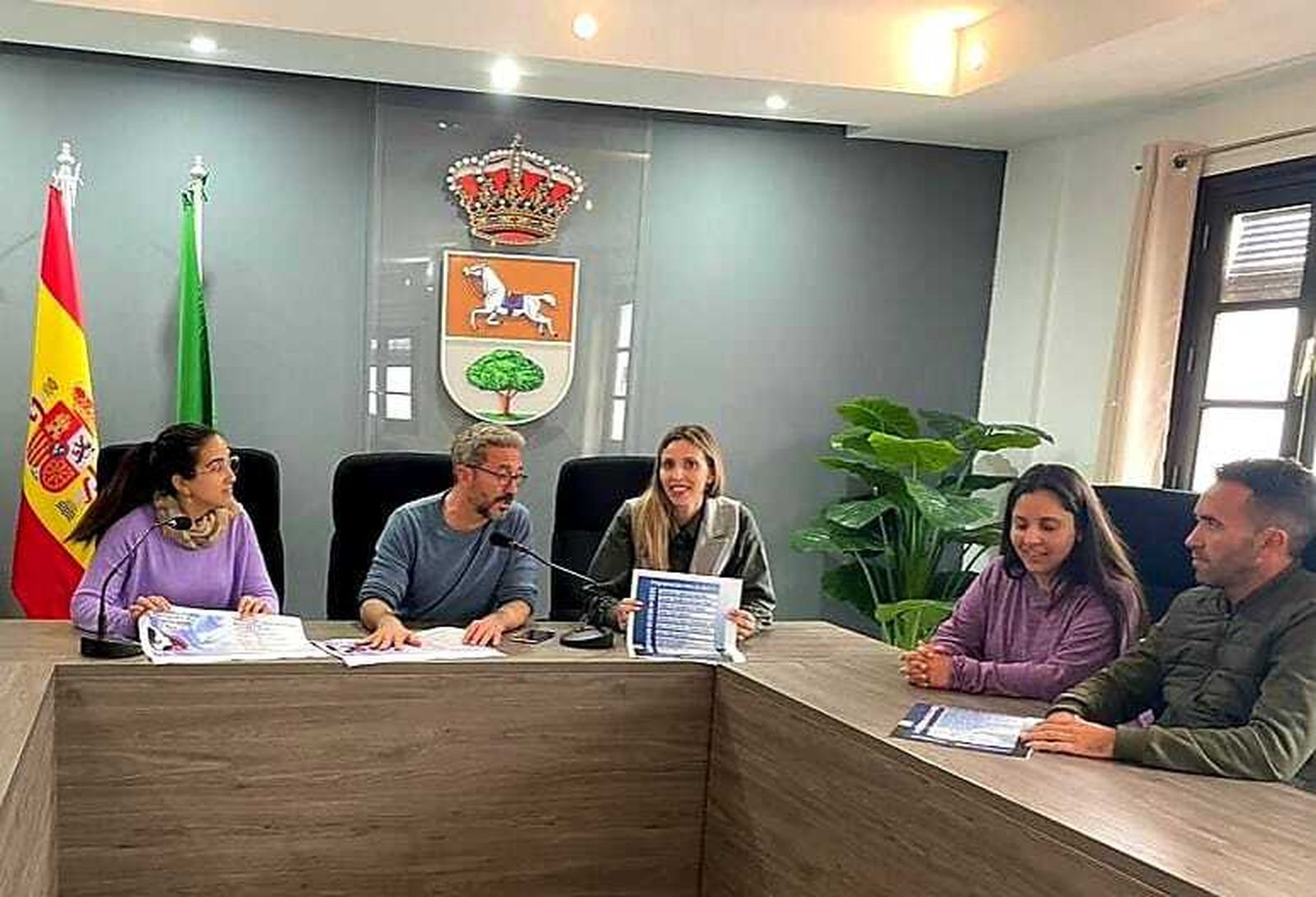 El alcalde de Puerto Serrano, Daniel Pérez, da cuenta del 'Marzo Violeta'.