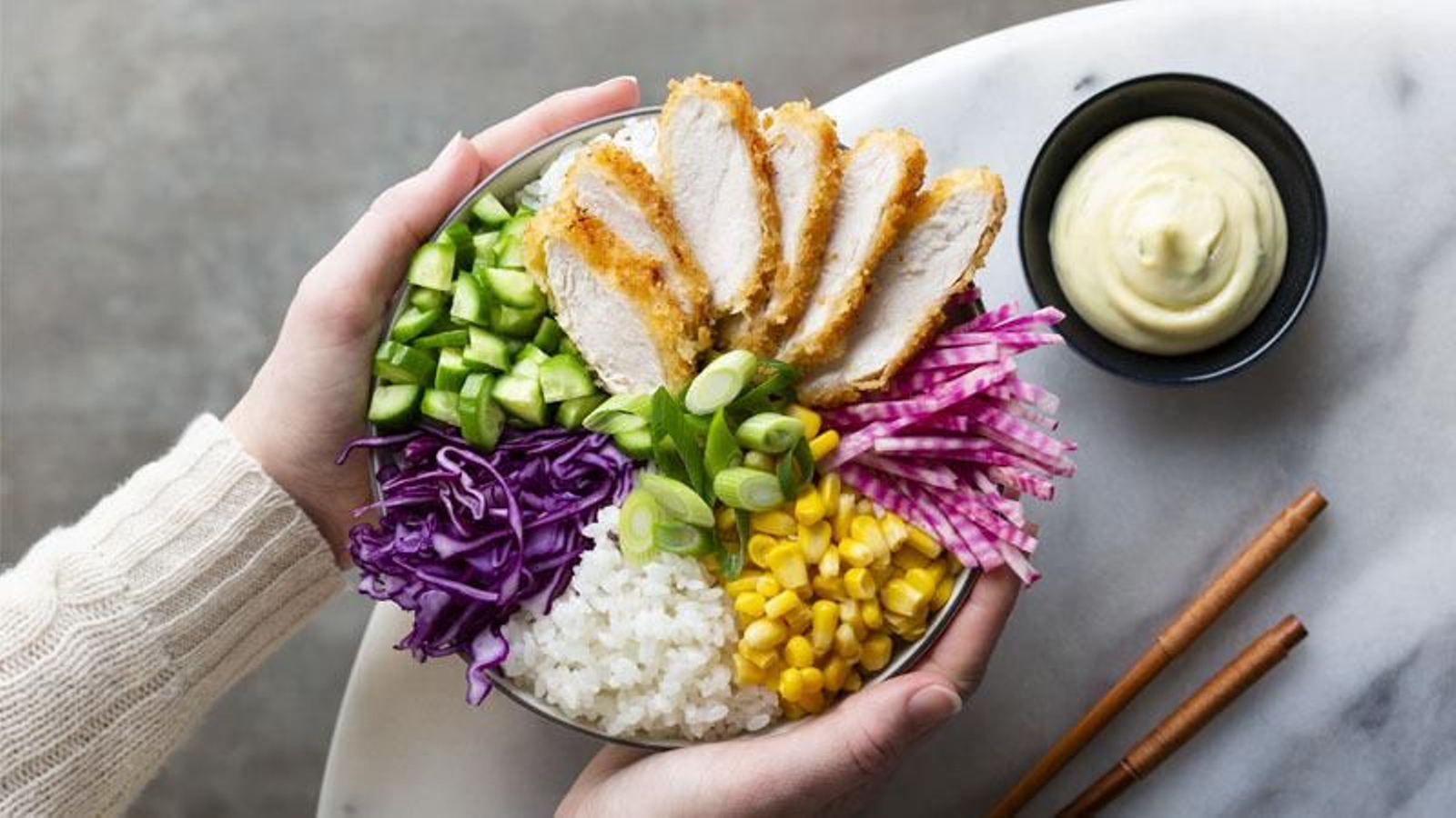 Receta poke de pollo crujiente con maíz, lombarda, cebolla tierna, pepino y mayonesa de wasabi al estilo japonés