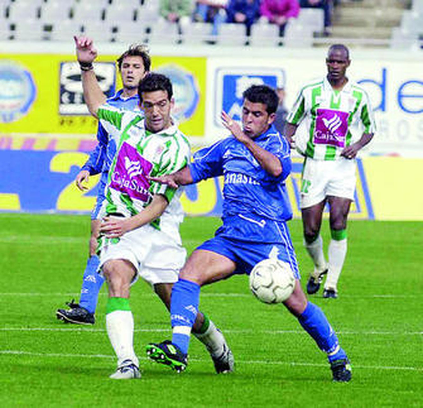 Katxorro acosa a Ramón, con Julio Pineda y Fabao en segundo plano.