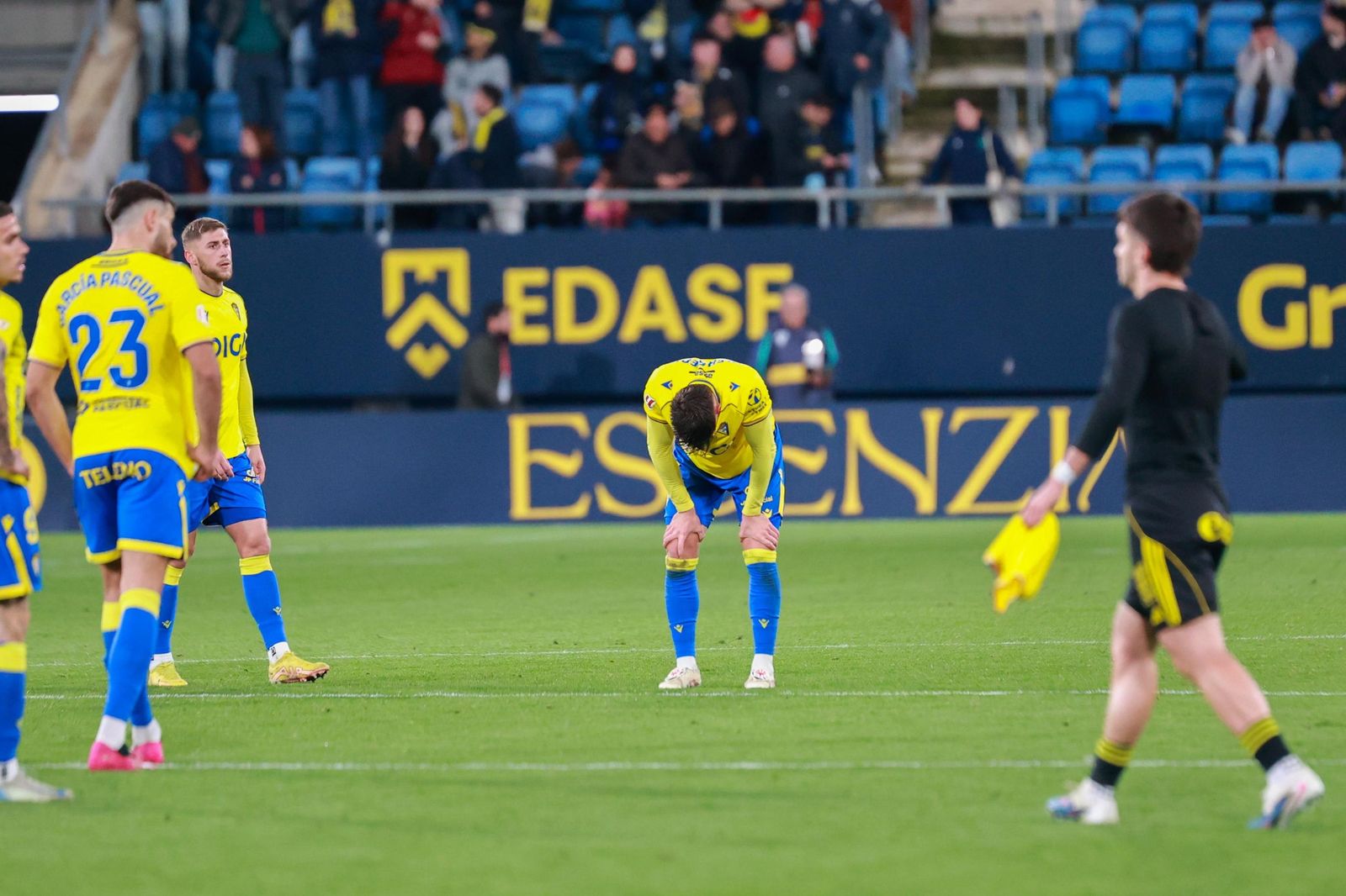Desolación de jugadores del Cádiz en la derrota ante el Zaragoza.