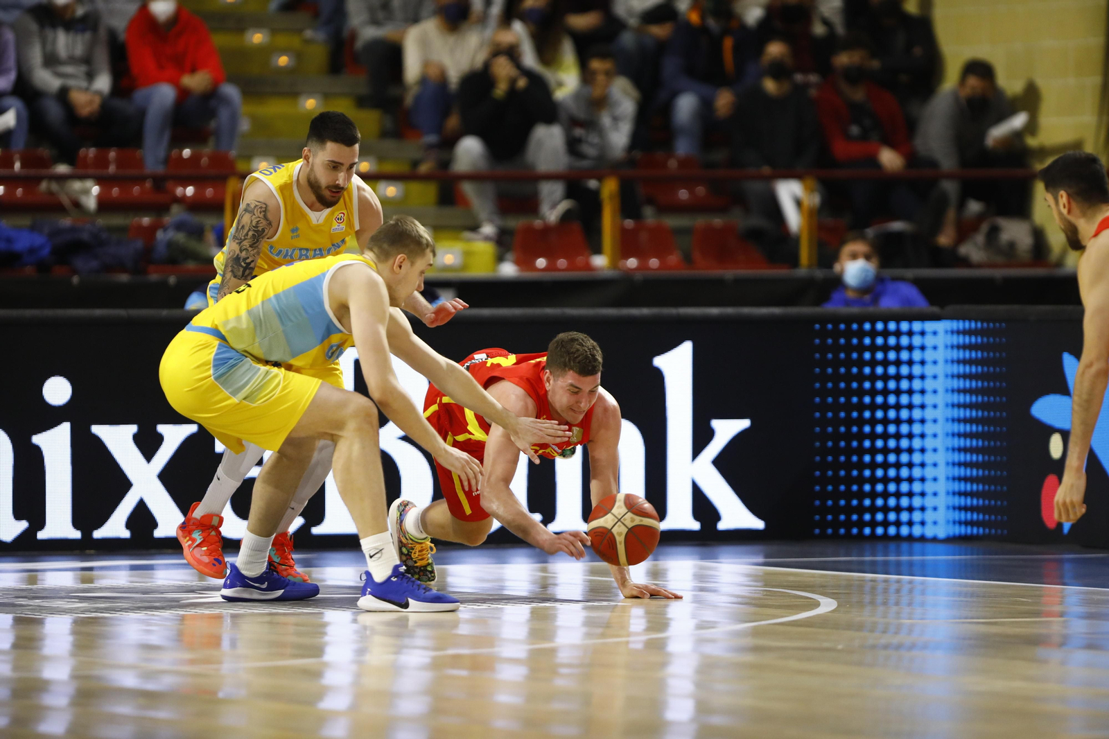 Las imágenes del emotivo encuentro entre España y Ucrania en Córdoba