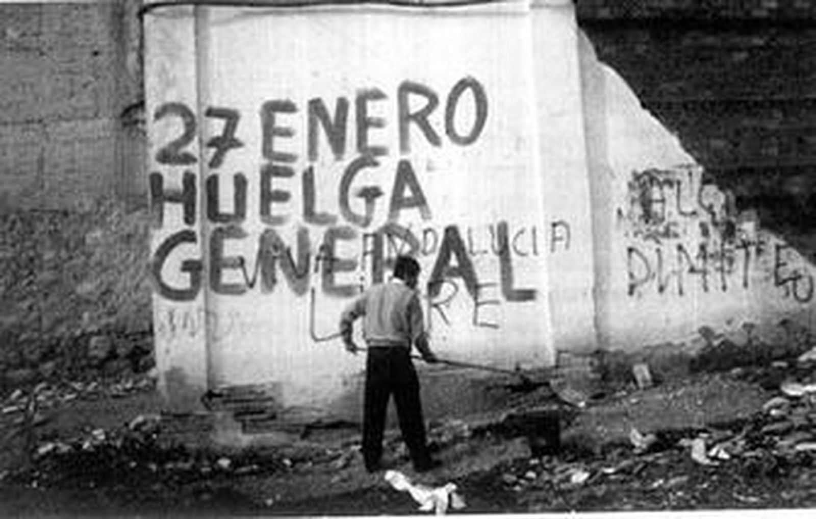 1. Una pintada convocando a la huelga del 27 de enero de 1994. 2. Una de las manifestaciones convocadas contra el recorte de pensiones el 4 de junio de 1985. 3. Cartel de la marcha a Madrid el 1 de diciembre de 1988, contra el plan de empleo juvenil. Fotos: UGT