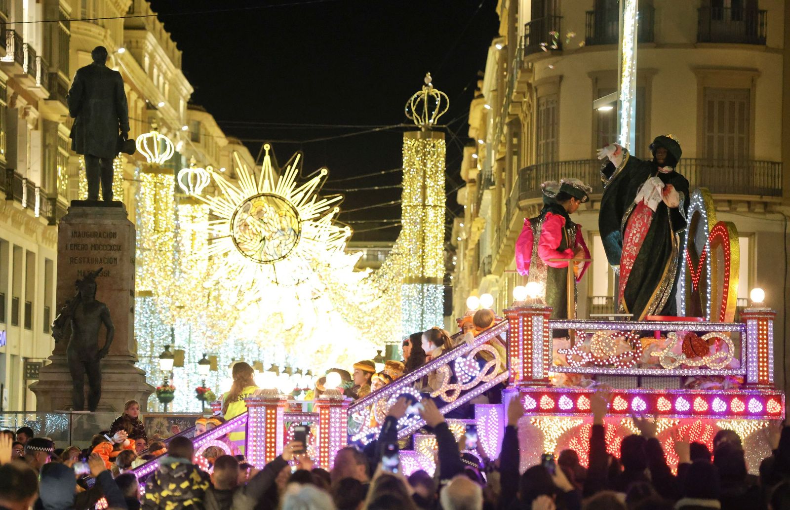 Baltasar lanza caramelos desde su carroza en la Cabalgata de Reyes Magos.