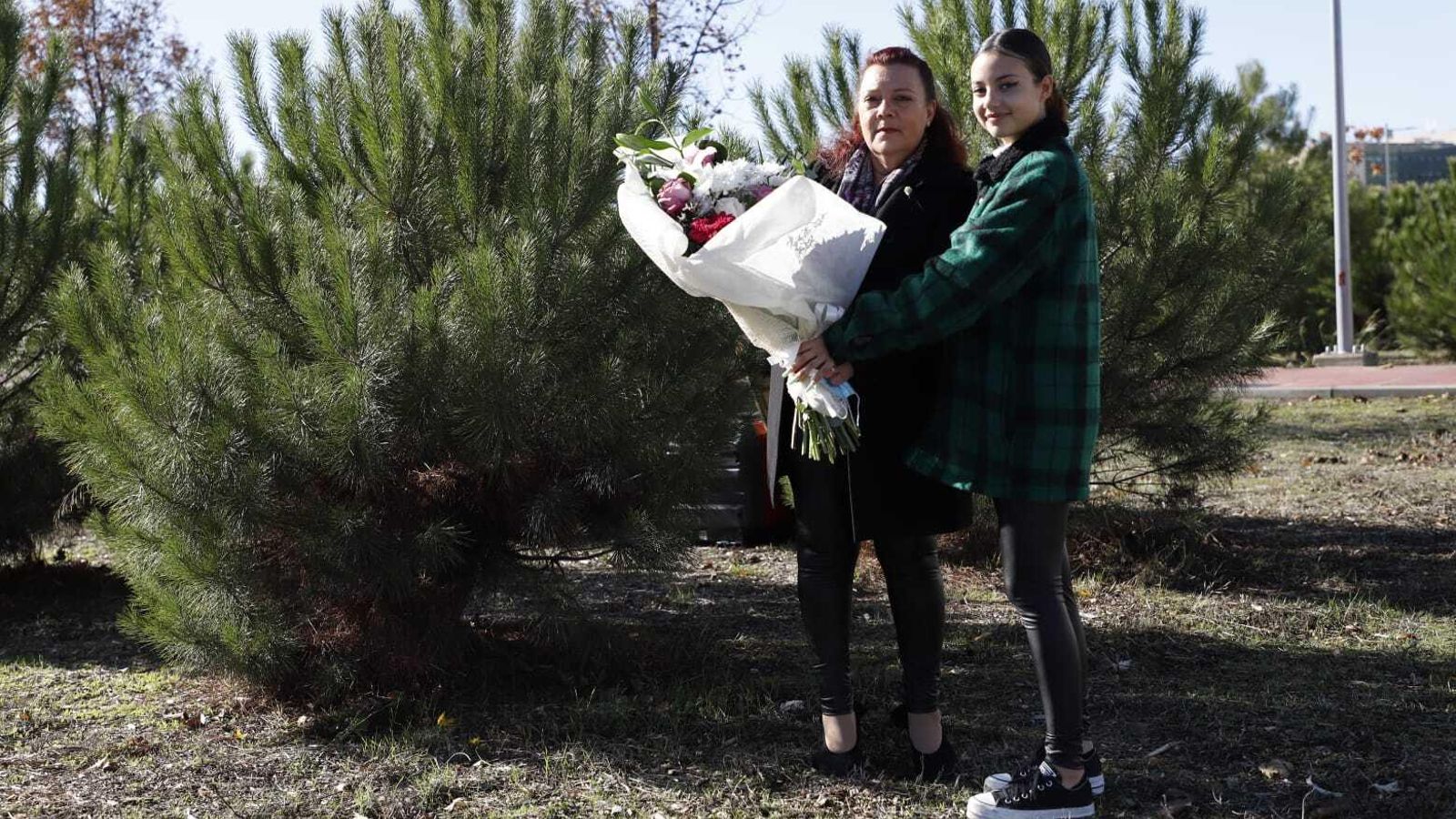 Familiares de Ana Orantes sobre el terreno del parque