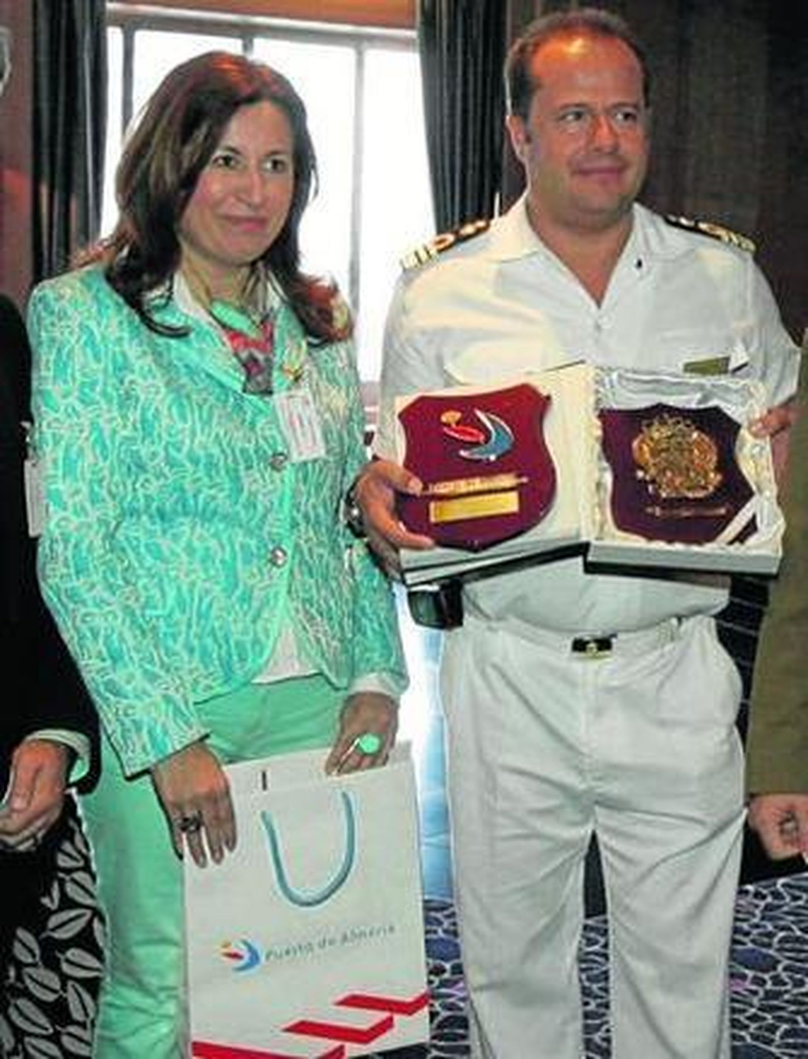 Trinidad Cabeo junto al capitán del 'Grand Celebration', Antonio Modaffari.