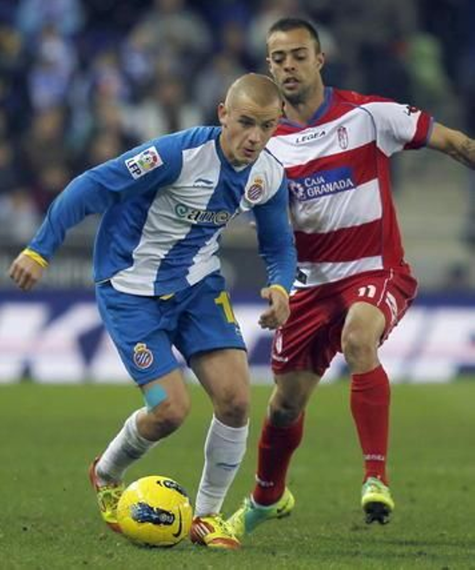 Dani Benítez persigue a Weiss. / EFE