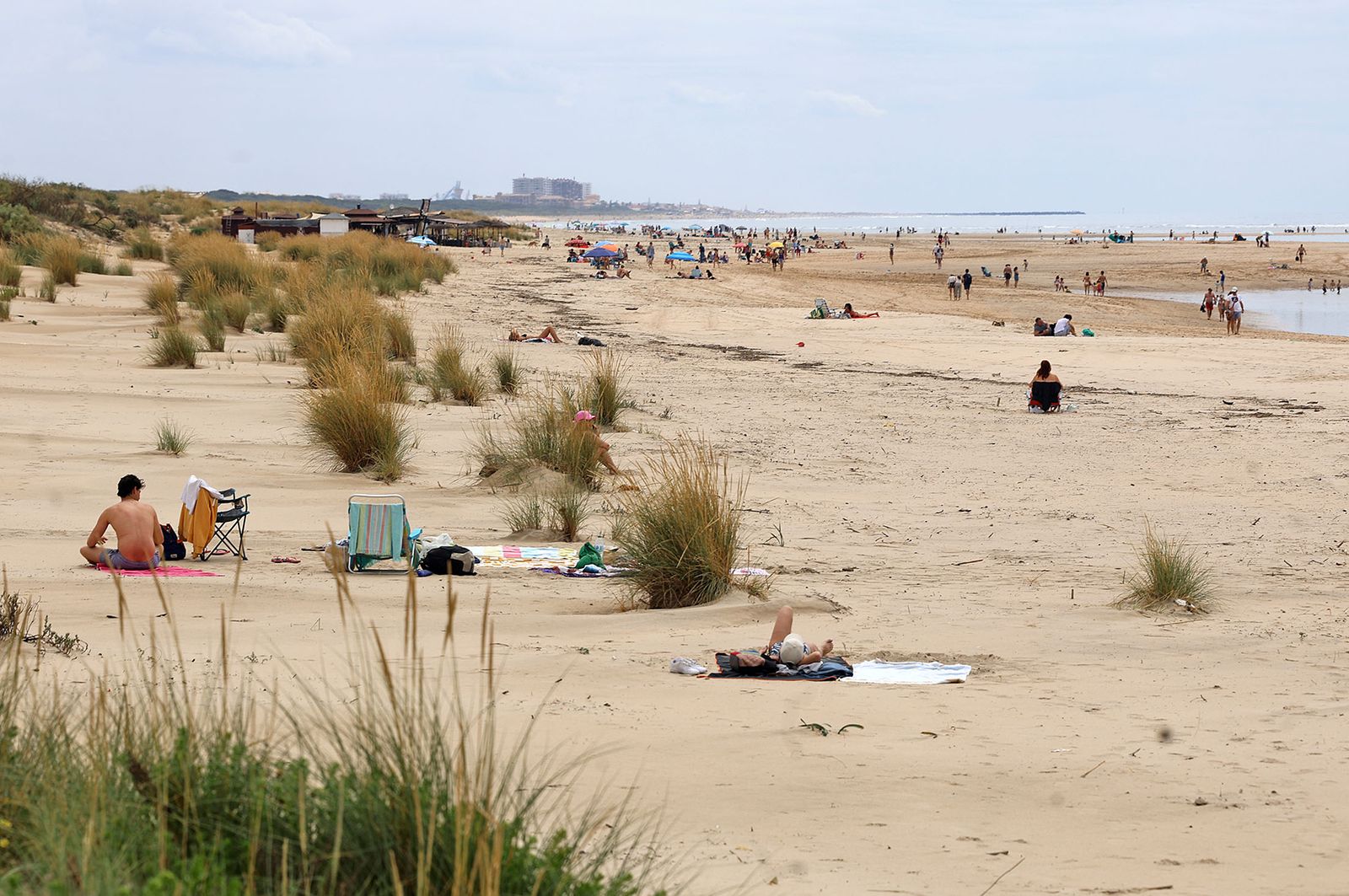 Imágenes del ambiente en la playa de El Portil durante la mañana del 1 de mayo