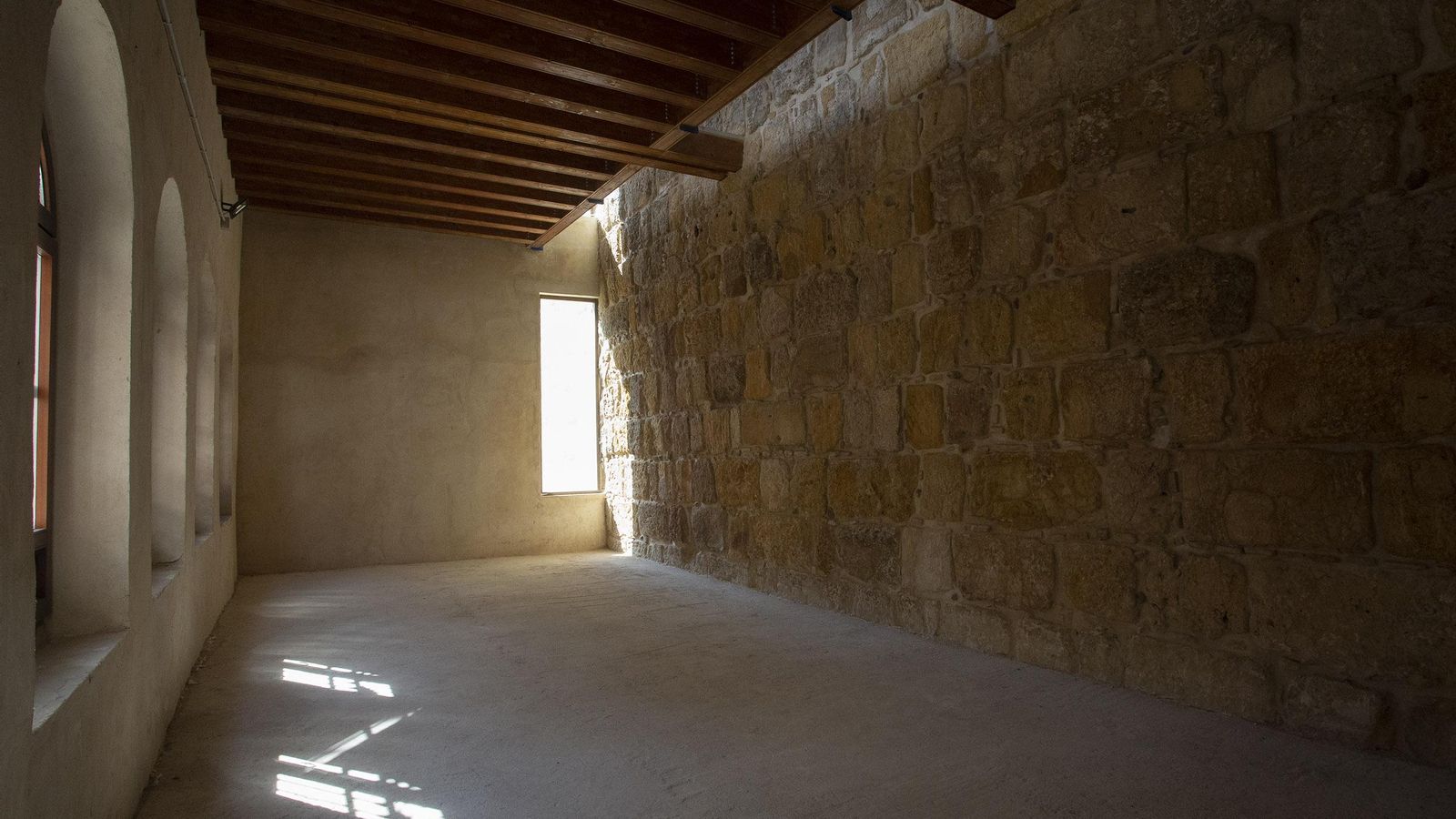 Lienzo de muralla restaurado en el interior de la casa.