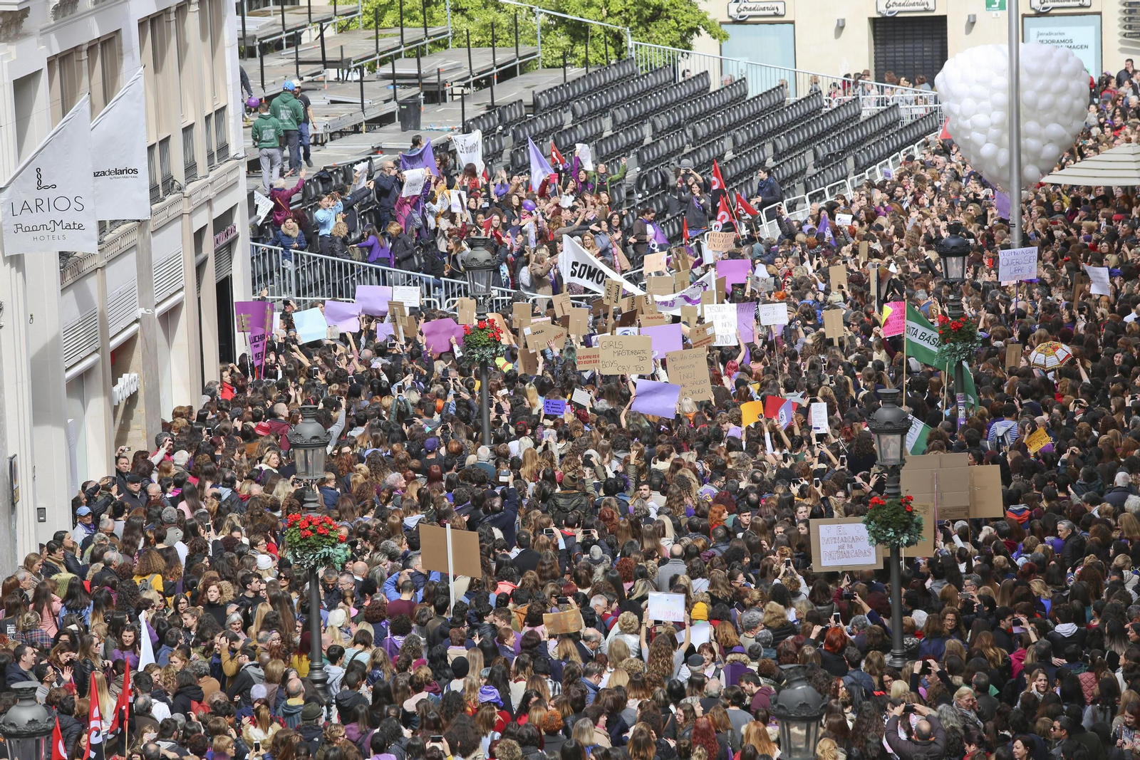 Concentración entre la calle Larios y la Plaza de la Constitución.