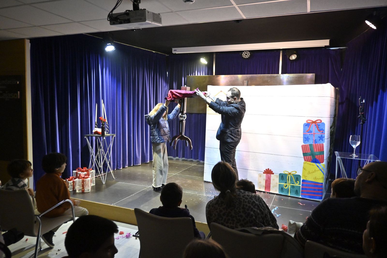 Las fotografías el taller que ofrece la Fundación Cajasol más espectáculo variado con Triky Trake