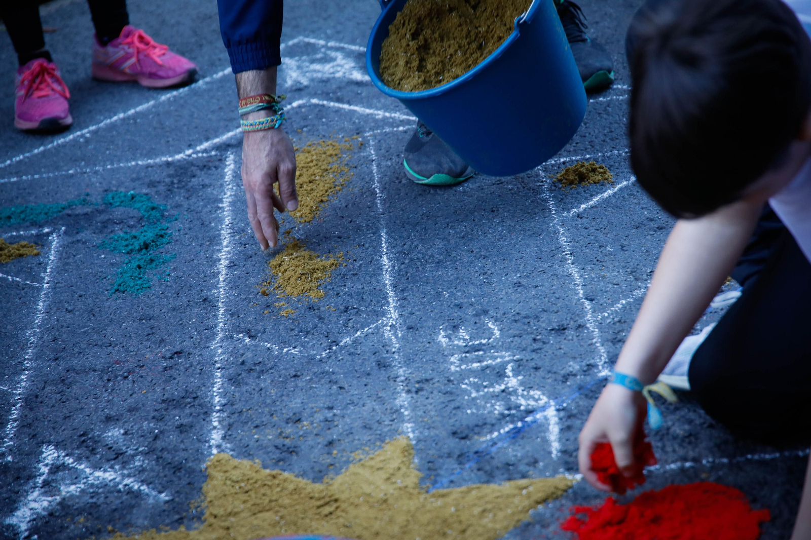 Así es la alfombra de serrín de 60 metros en el Paseo de Almería, en imágenes.