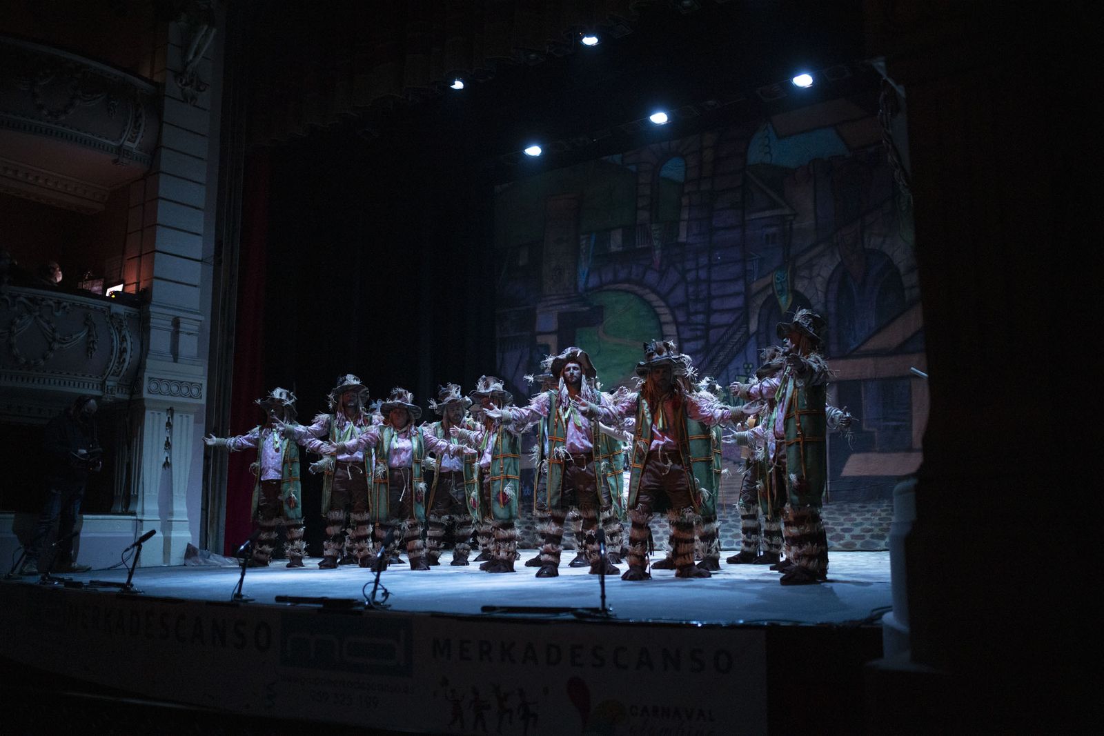 Imágenes de la actuación de la comparsa de Punta Umbría 'Los desataos' en el Carnaval Colombino