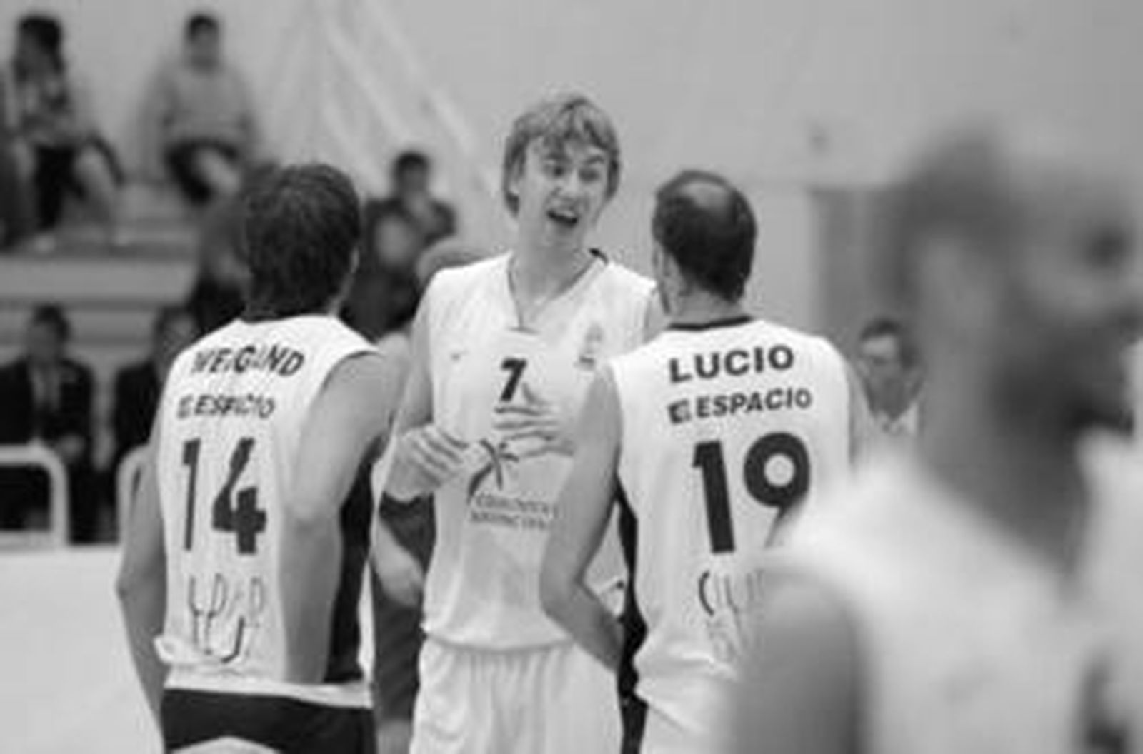 Martynas Andriuskevicius (7) charla con Lucio Angulo y Axel Weigand.