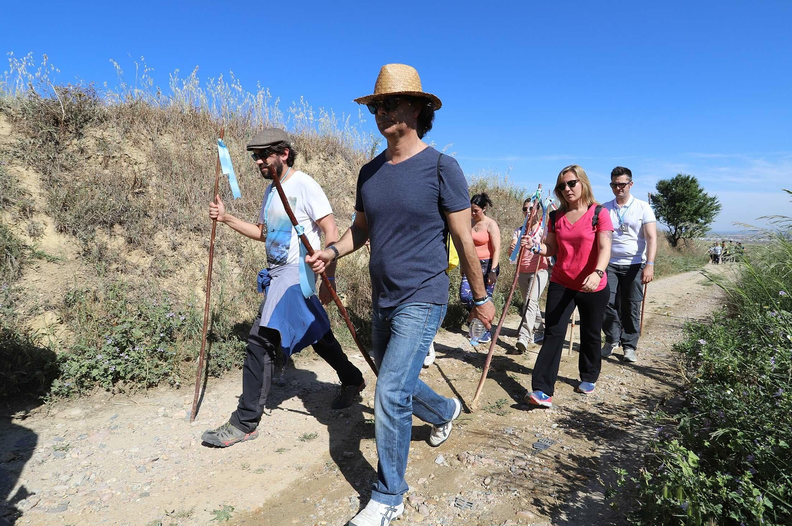 Imágenes de los presos de la cárcel de Huelva en su camino hacia El Rocío