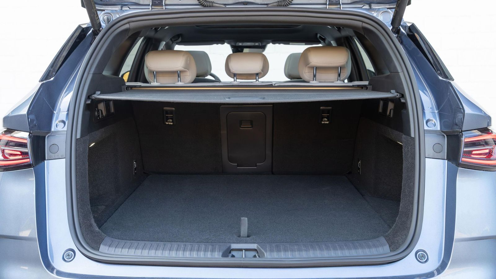 La mucha mejor accesibilidad al maletero es, por sí misma, una razón de peso para elegir el familiar antes que el sedán, en el que una tapa no hace las cosas tan fáciles.