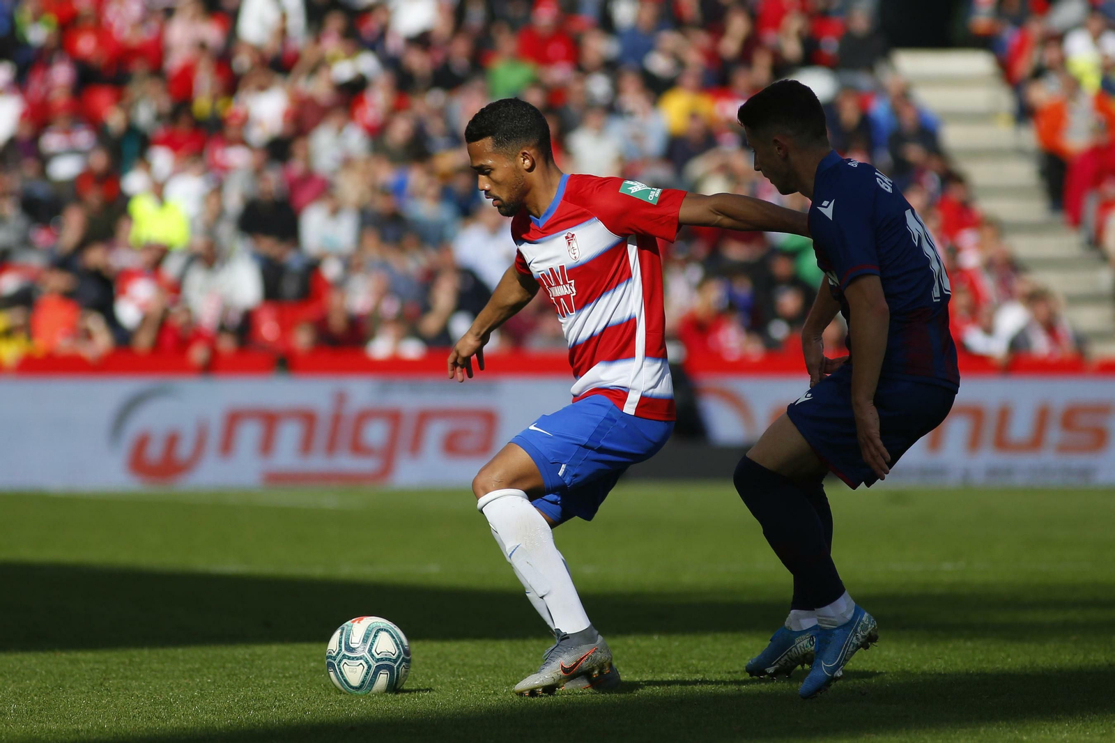 Yangel Herrera protege el balón ante Bardhi