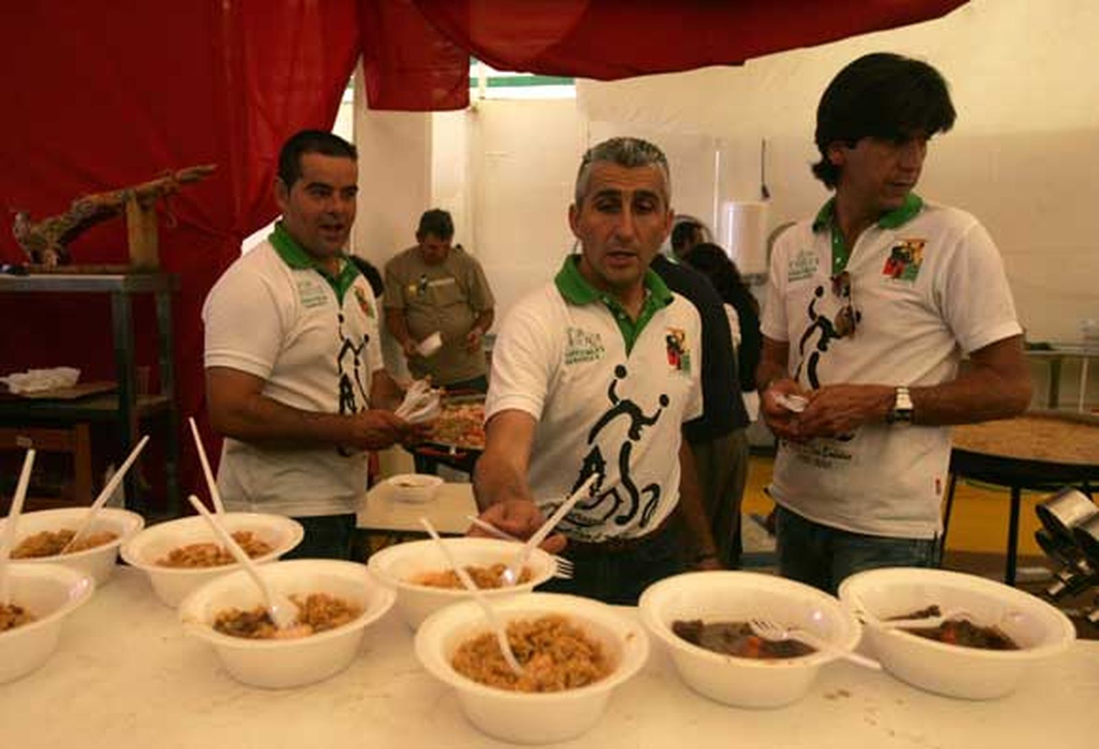 Cientos de personas acuden a las casetas para poner los últimos farolillos y disfrutar de los almuerzos de socios. Las Fiestas Patronales de San Isidro Labrador se abren hoy tras la coronación y la cabalgata

Foto: Jose Maria Qui?s
