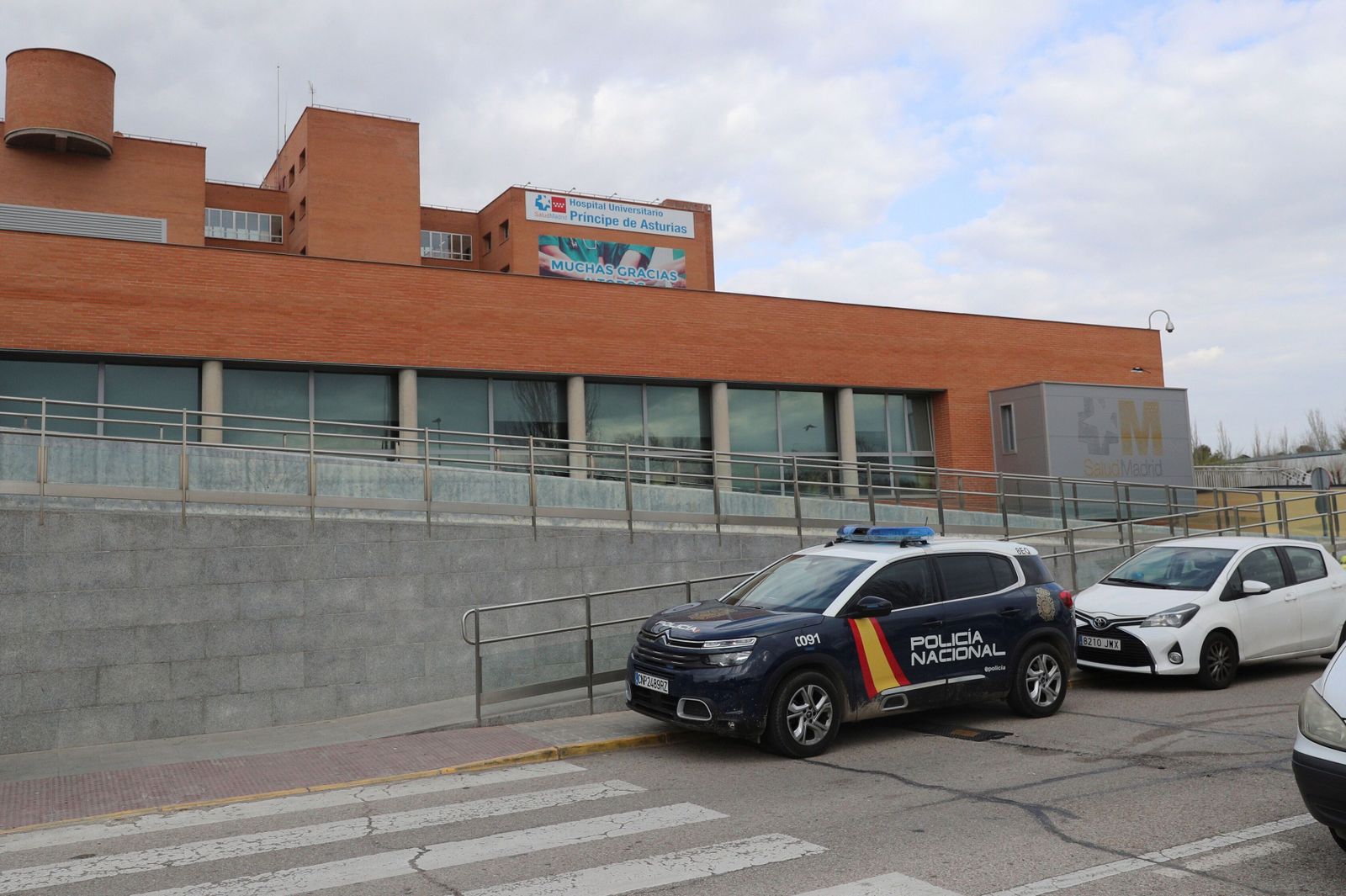 Un vehículo de la Policía Nacional junto al hospital en el que se produjo el suceso.