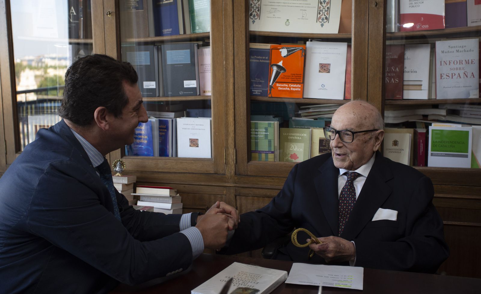 Manuel Clavero Arévalo saluda al hermano mayor, Jesús Resa.