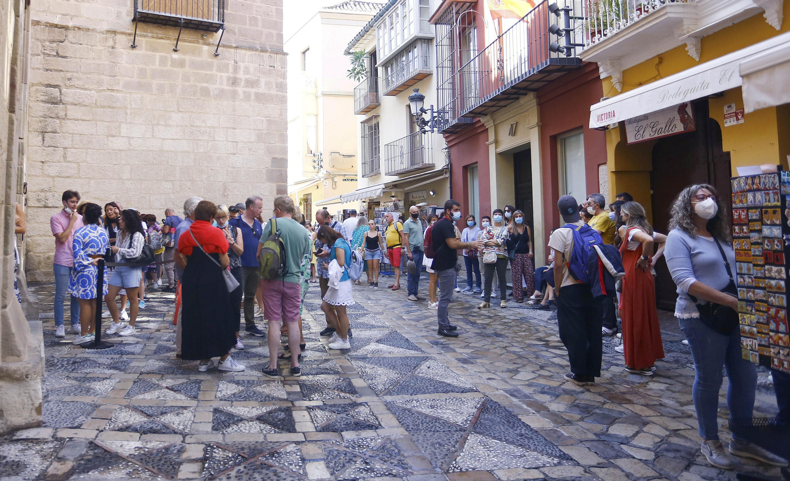 Turistas en la puerta del Museo Picasso en Málaga capital.