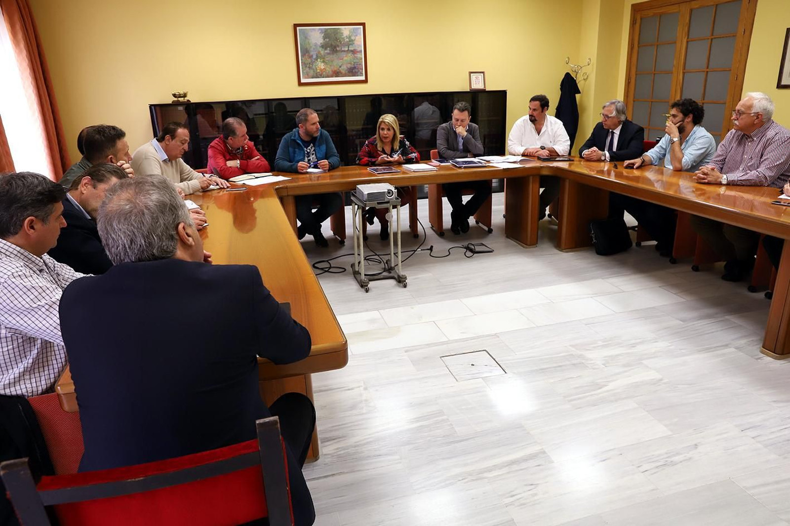 La alcaldesa en la reunión con representantes del sector del motor.