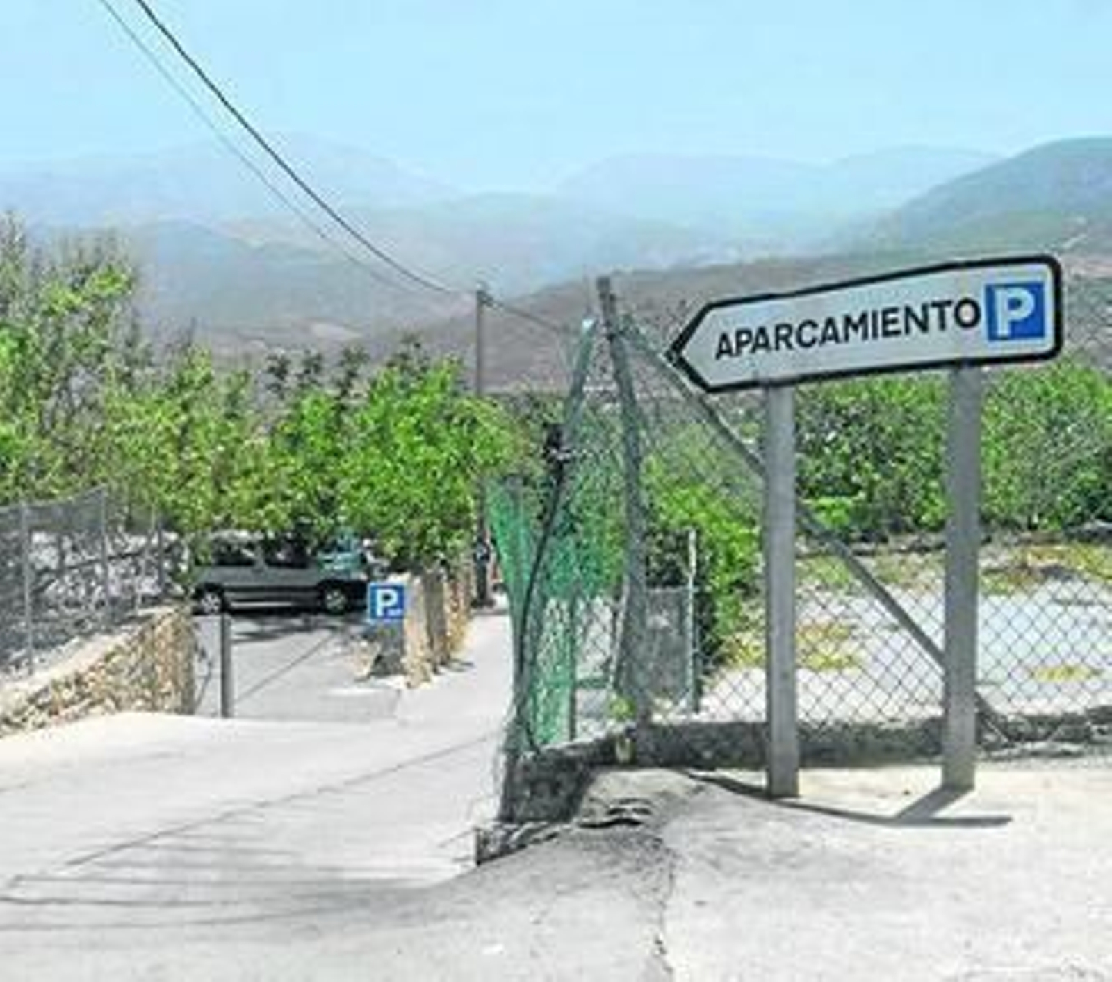 La nueva zona de aparcamiento se encuentra situada debajo de la farmacia del pueblo.