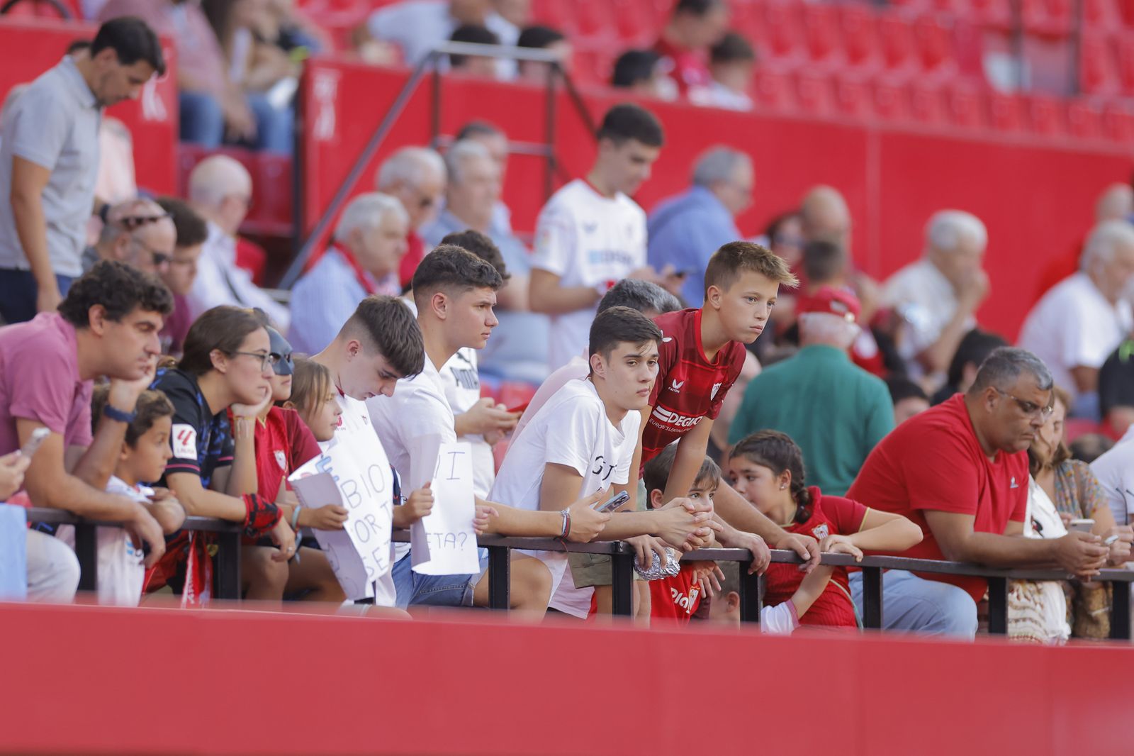 Búscate en las fotos del Sevilla-Almería