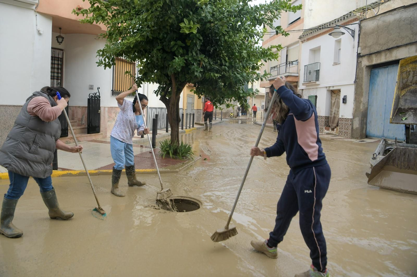 Fotos: Lucha contra el lodo en Chauchina tras los estragos de la DANA