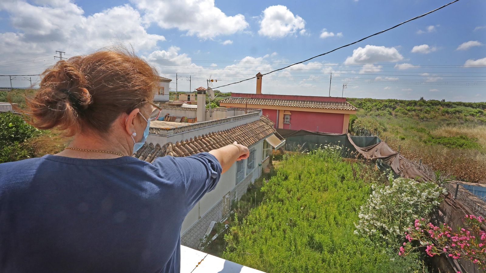 Una de las vecinas muestra el patio trasero de la vivienda.