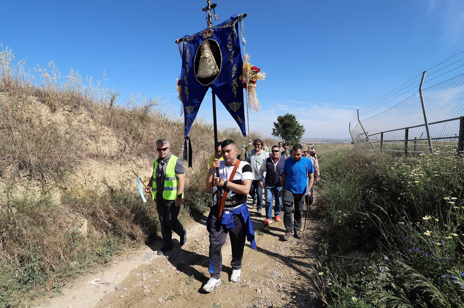 Imágenes de los presos de la cárcel de Huelva en su camino hacia El Rocío