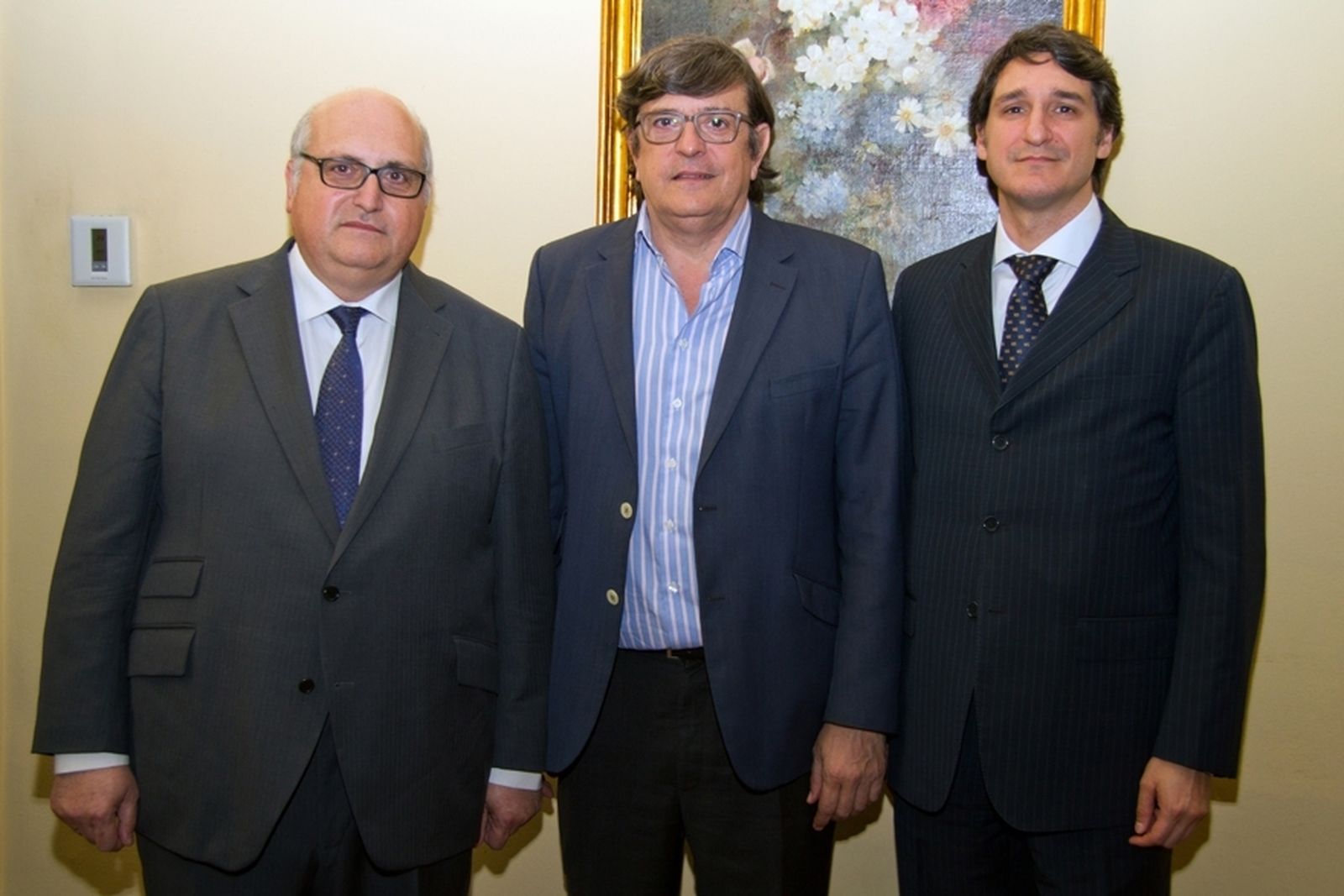 El profesor Guillermo Machuca Portillo, José Luis Gutiérrez Pérez y Daniel Torres Lagares, especialistas en salud bucodental.