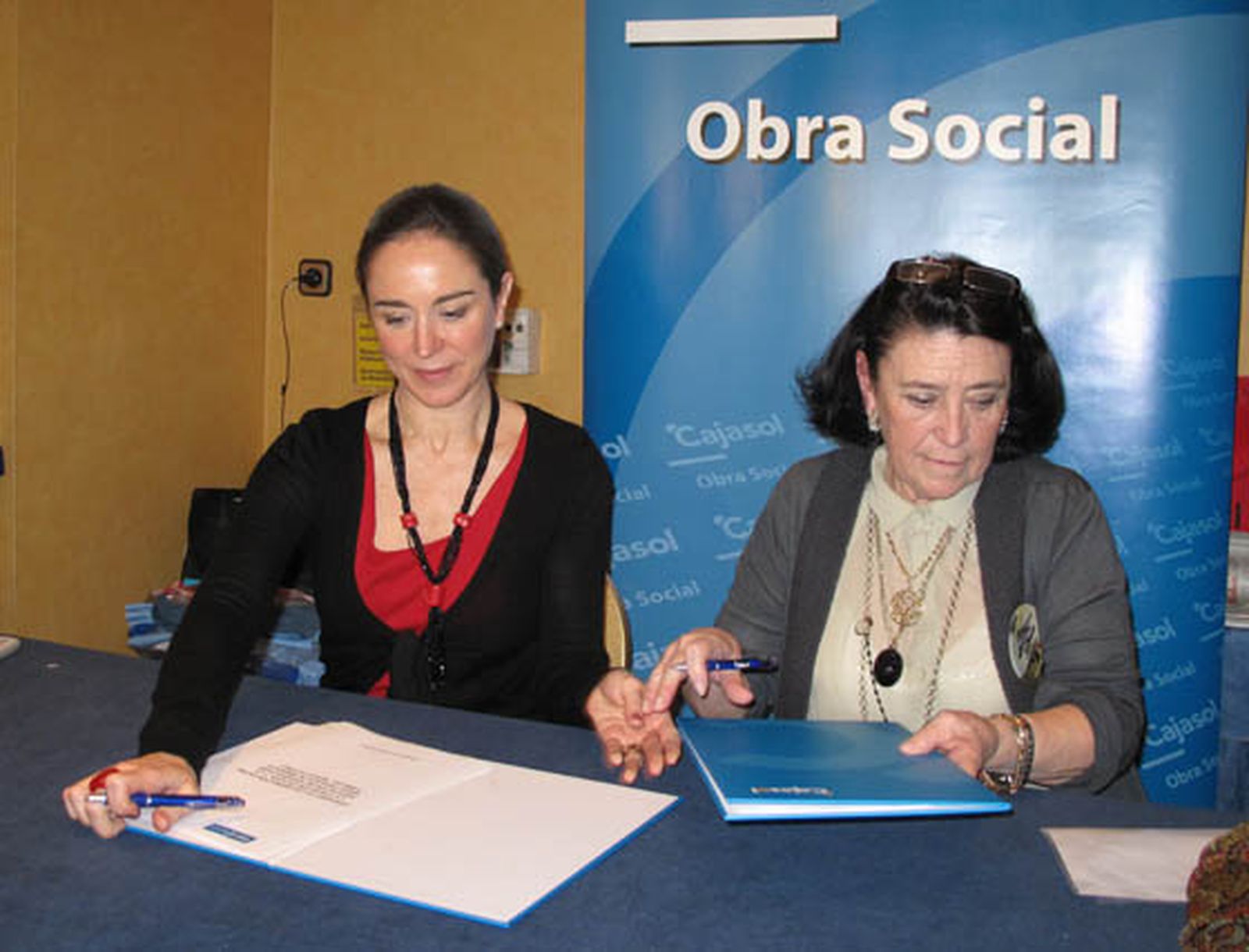 Rosa Santos, subdirectora general Institucional y Obra Social de Cajasol, y María Pepa de la Serna, presidenta de Nuevo Futuro, firmando un convenio por el que Cajasol hace entrega de 10.000 euros a Nuevo Futuro.

Foto: Victoria Ramírez