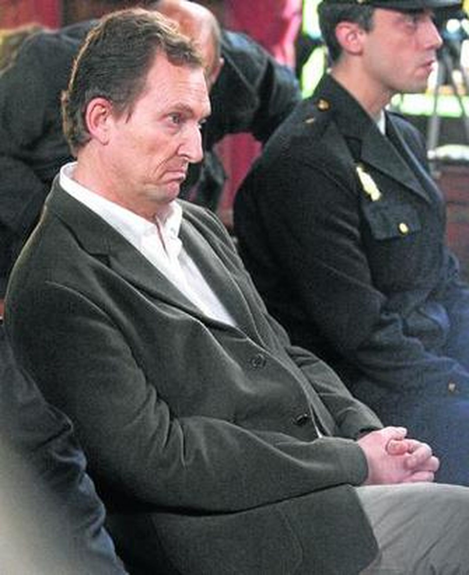 Mainar permanece sentado en el inicio del juicio por el crimen de Fago.