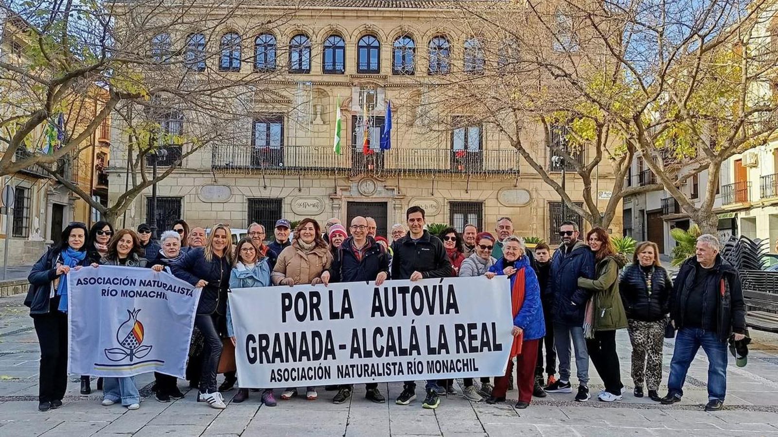 Marino Aguilera junto a miembros de la Asociación Naturalista Río Monachil, en una imagen de archivo.