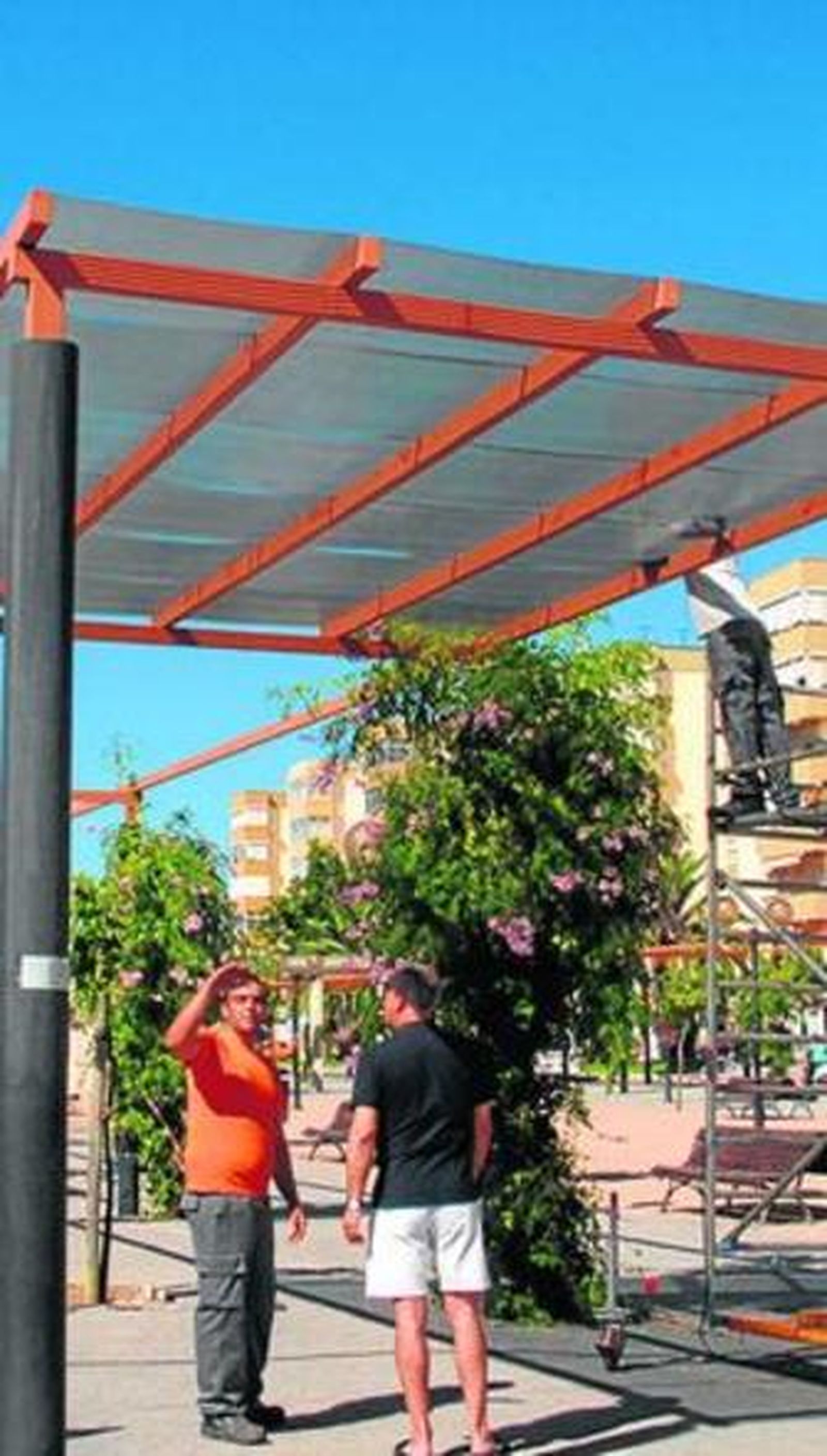 Trabajos para la cubrición de las pérgolas del bulevar de Reyes Católicos.