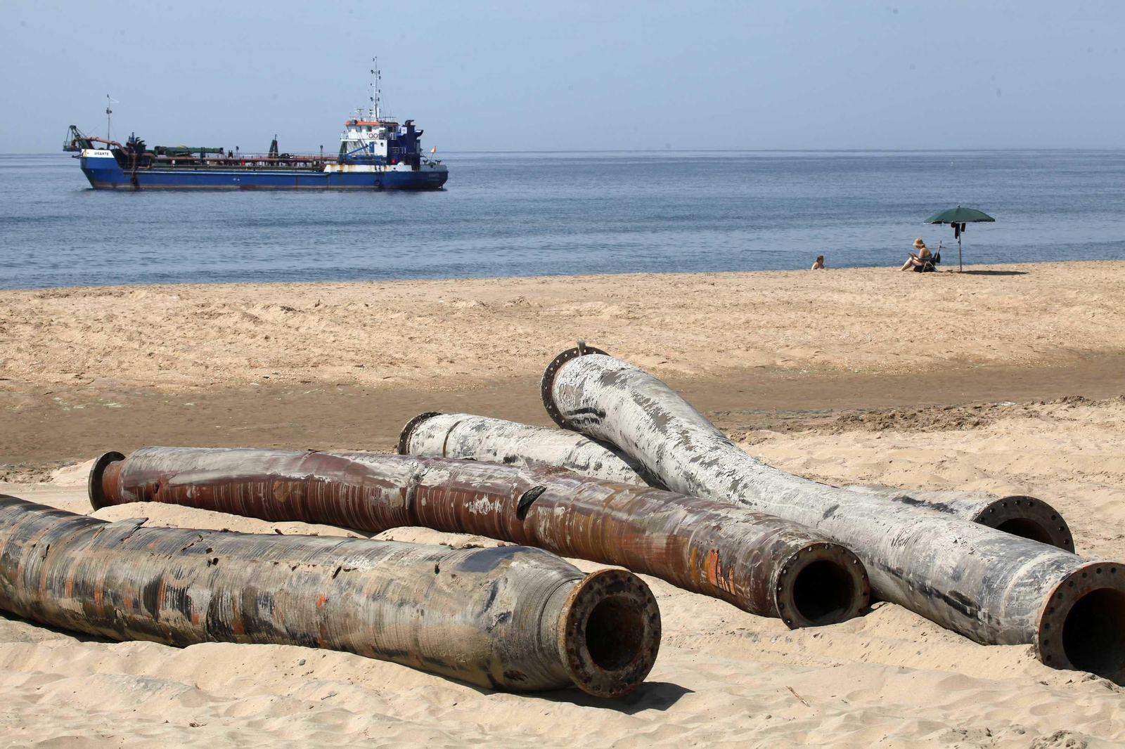 Las imágenes de la recuperación de la playa de La Antilla