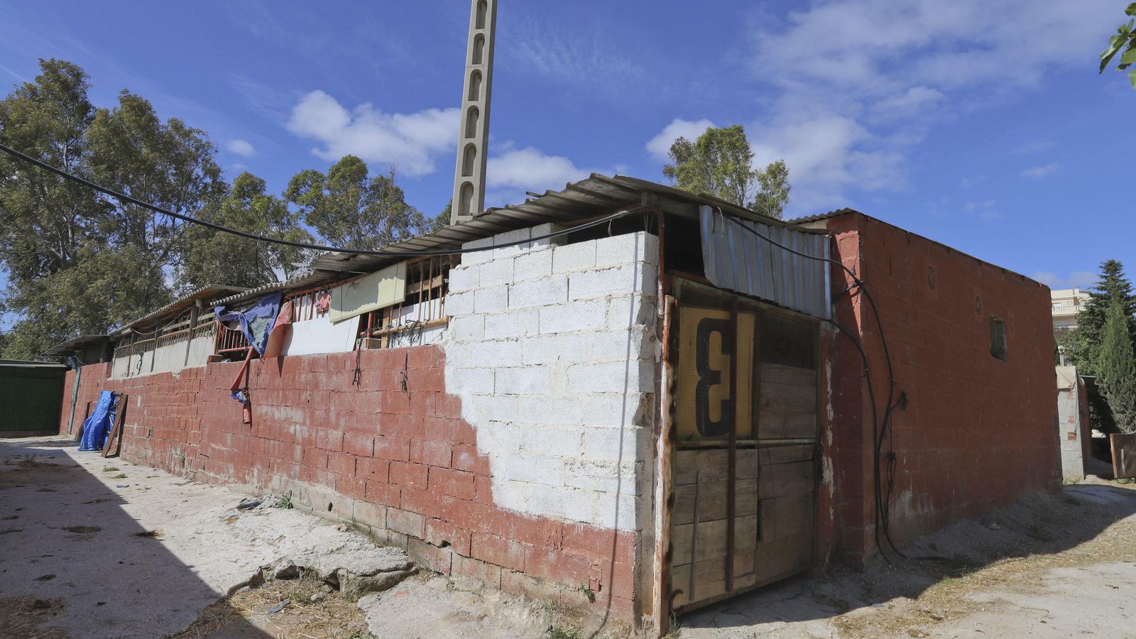 Caballerizas en una parcela junto a la calle Mesonero Romanos.
