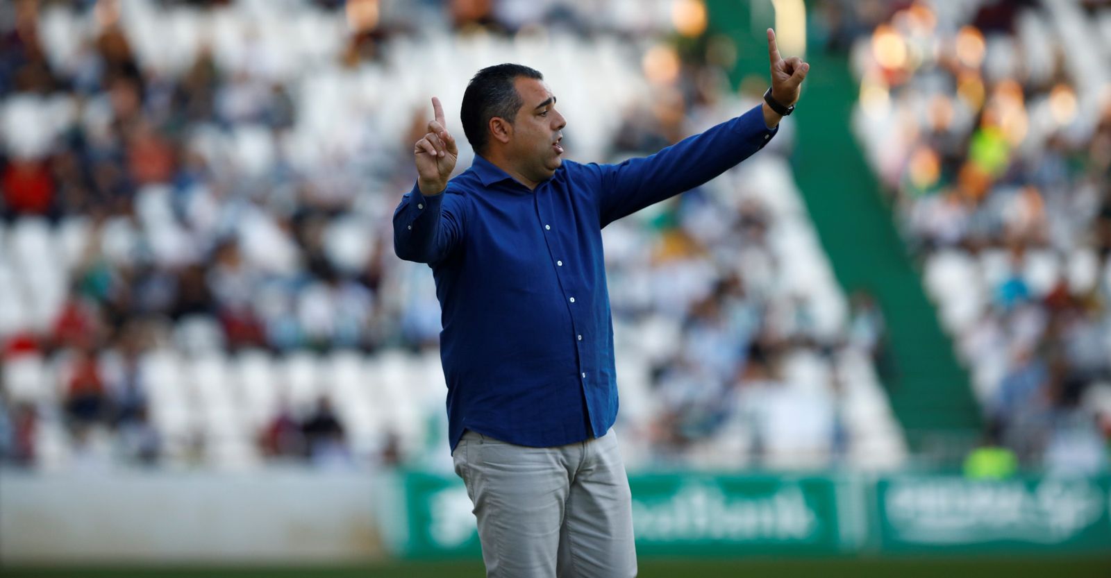 Germán Crespo da indicaciones a sus jugadores en un partido del Córdoba CF en El Arcángel.
