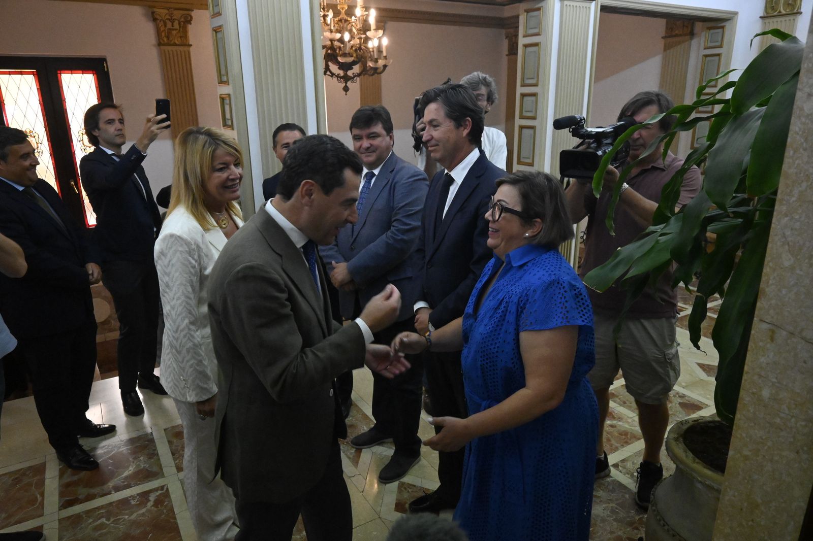 Visita de Juanma Moreno al Ayuntamiento de Huelva, en Imágenes