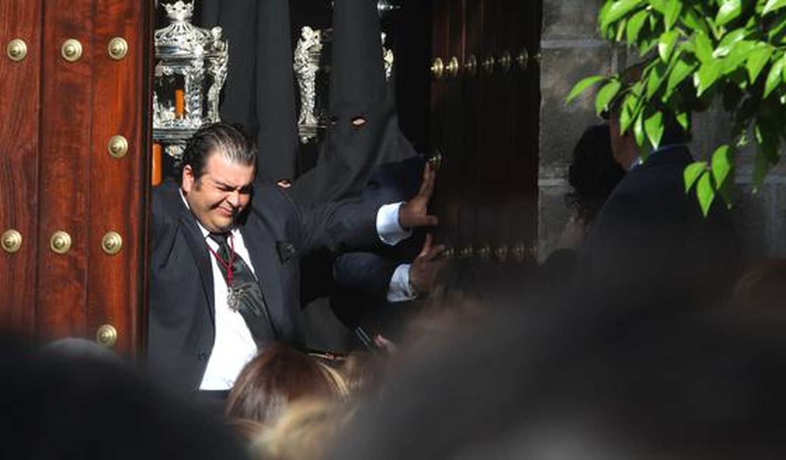 Momento en el que se abren las remozadas puertas de la capilla de Las Angustias. La cofradía se echa a la calle.

Foto: vanesa lobo